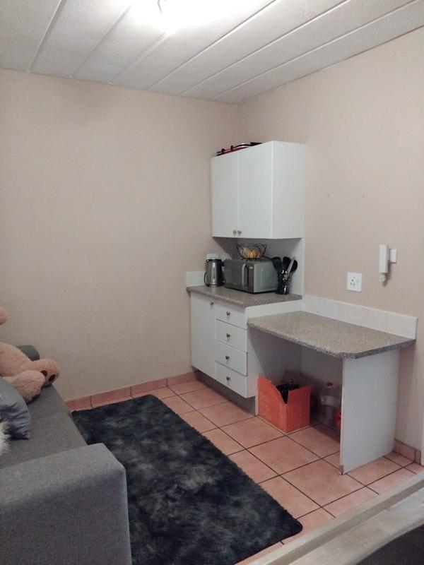 To Let 1 Bedroom Property for Rent in Kannoniers Park North West